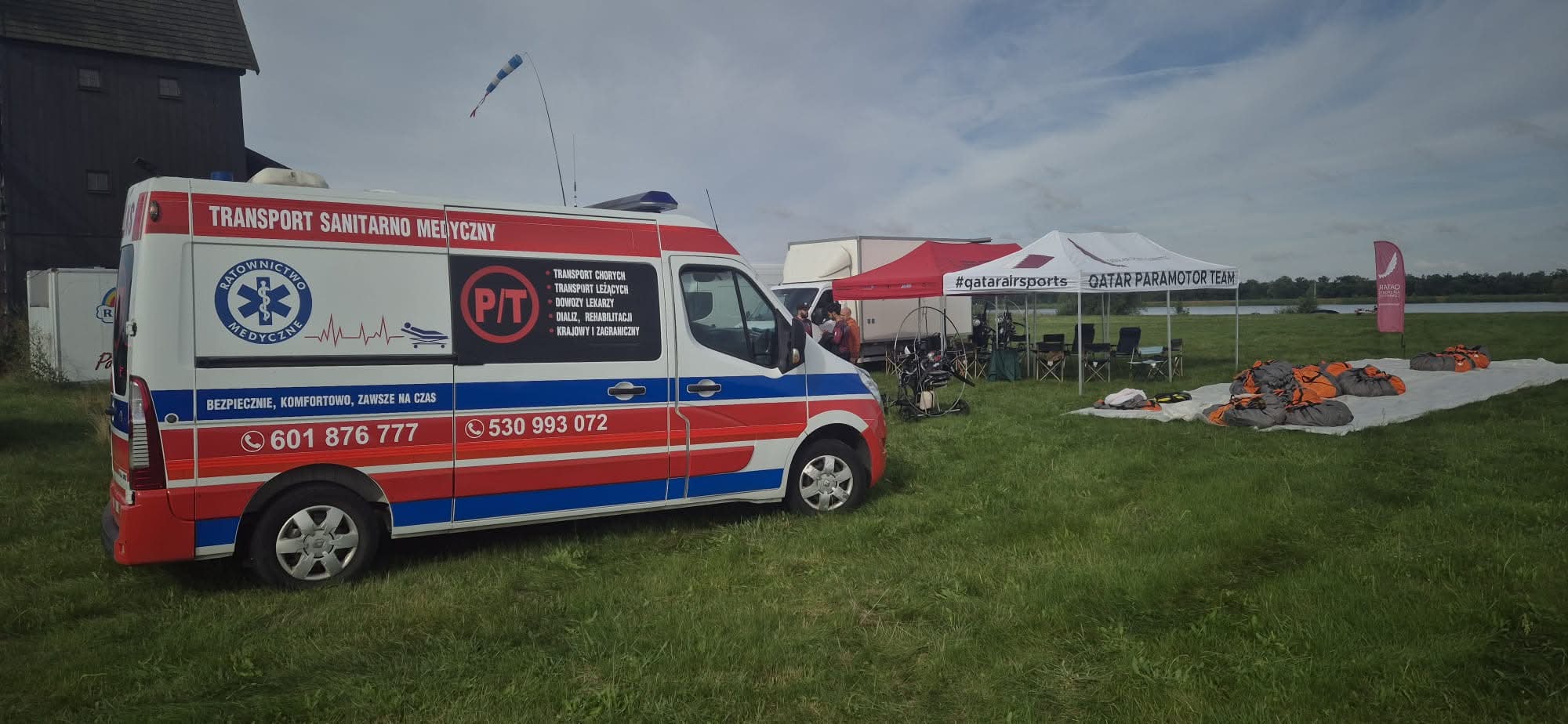 Ambulans podczas zabezpieczenia imprezy plenerowej