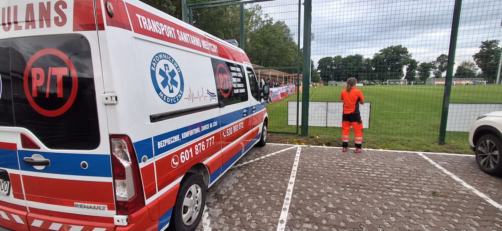 Ambulans i ratownik przy boisku podczas meczu