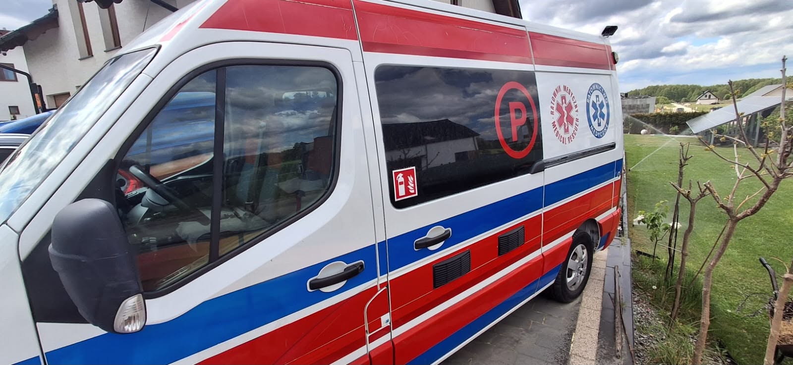 Ambulans firmy — widok z boku